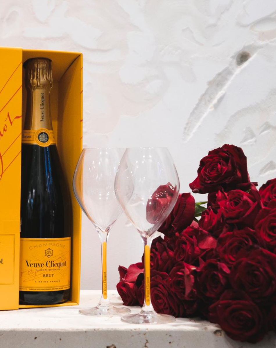 מארז מתנה פרחים ושמפניה — זר ורדים לצד Veuve Clicquot, פיורי תל אביב
